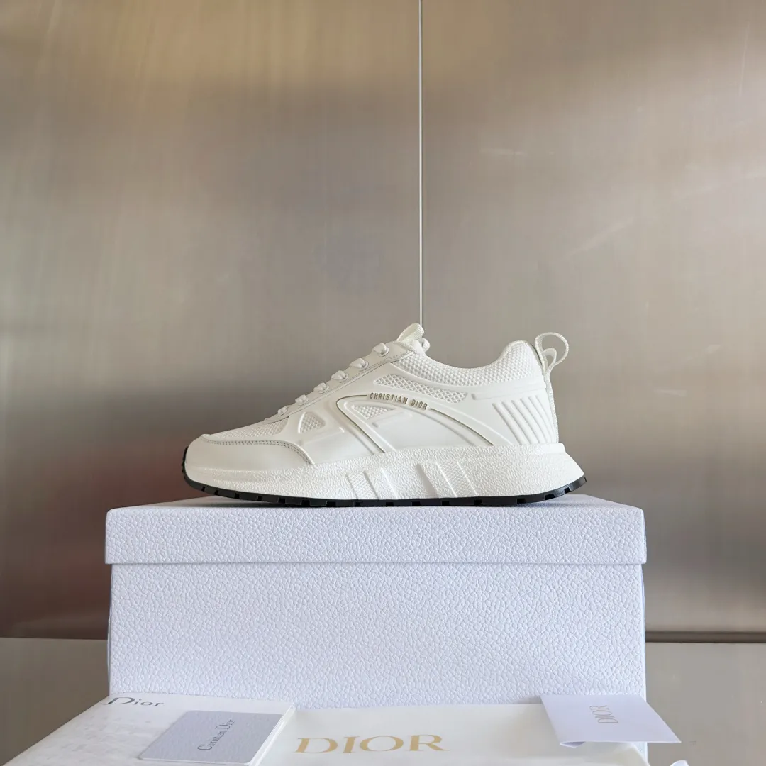 [Dior Dior] P: 640💰Couple model Size: Female: 35-40 (customized at 41), male 39-44. (customized at 45) 2025 Dior Dior autumn and winter new couple model, thick-soled casual sports shoes, originally purchased and developed to reinterpret the sports style with an elegant and fashionable shape. The upper is crafted from white mesh fabric and features the Christian Dior Paris signature on the laces and heel. The exquisite two-color sole is light and soft, which can add a high-end temperament to all kinds of casual looks. The delivery counter is exquisitely packaged🛍📦 ▪️Material: Original custom imported first-layer cowhide ▪️Inner lining: Imported soft sheepskin lining ▪️Sole: Original open-molded anti-slip rubber material ▪️Sole thickness: 4CM